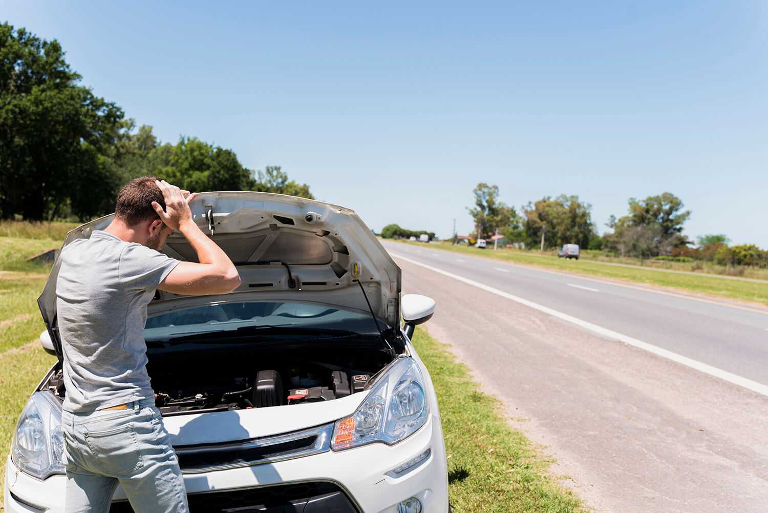 Car breaks down. Поломка автомобиля на дороге. Сломалась машина. Сломалась машина на дороге. Поломка машины на трассе.